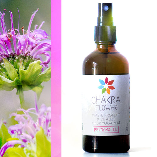 Auf dem Bild steht eine hochwertige Flasche des Chakra Flower Yogamattenreinigers neben einer frischen Bergamottefrucht. Die Flasche strahlt Eleganz aus und zeigt das Markenlogo deutlich. Neben ihr liegt eine Bergamottefrucht, die für ihre erfrischende Essenz bekannt ist. Das Bild verkörpert die Qualität des Reinigers und betont seine belebende Wirkung durch den Duft von Bergamotte, während es die hochwertigen Inhaltsstoffe hervorhebt